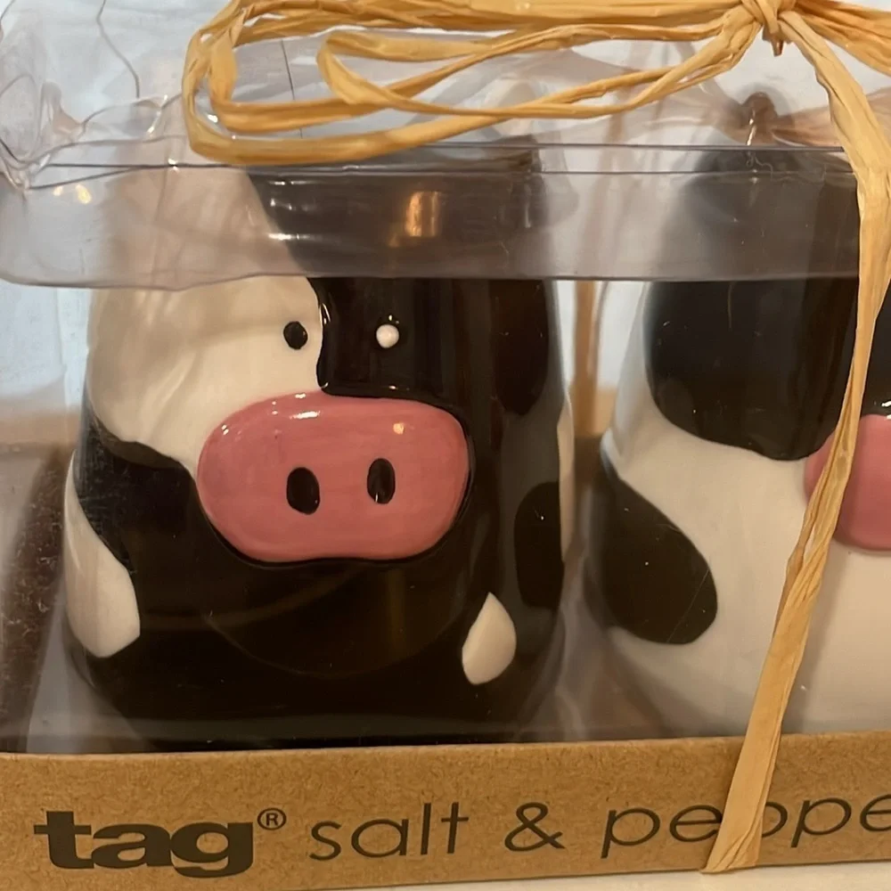 TAG Cow Salt and‎ Pepper Shakers Vintage VTG Black White Country Cottagecore